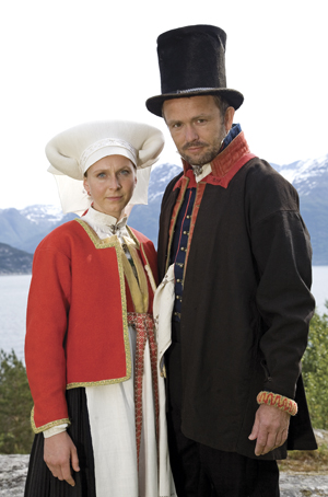 <br> Konedrakt og brudgomsdrakt fra Hardanger